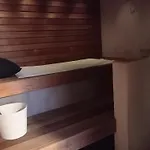 Huoneita Puusaunalla *